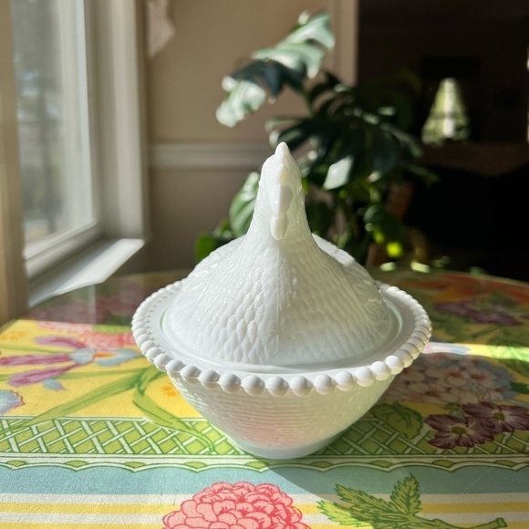 Vintage Indiana Glass White Milk Glass Chicken Hen on Nest Covered Dish 7” MCM - Picture 8 of 8
